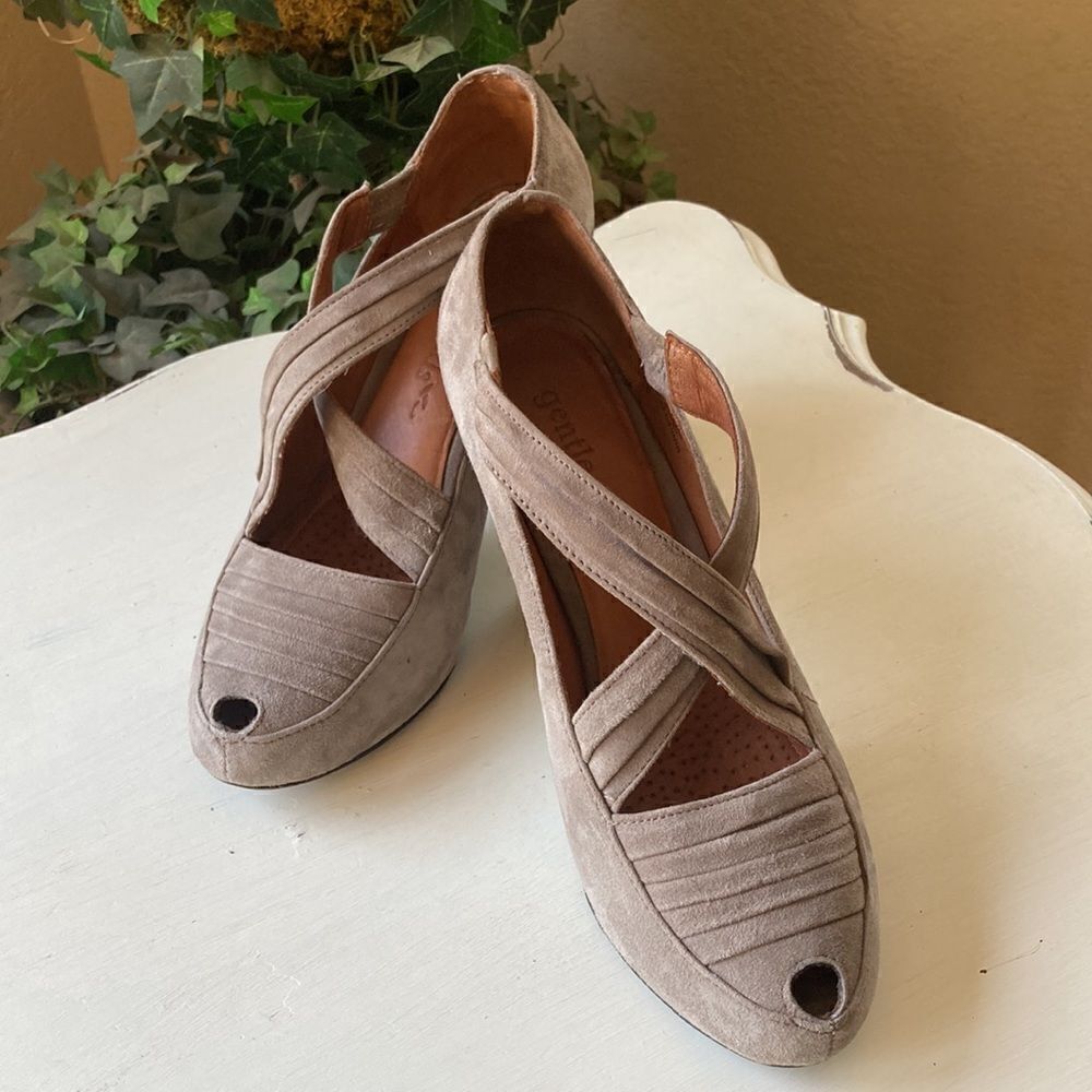 Gentle Souls Leather Suede Slip On Heeled Peep Toe Shoes Size 9